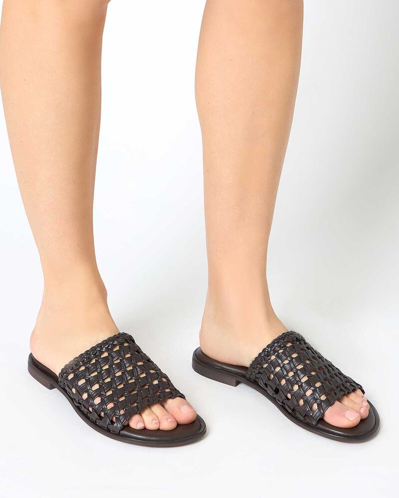 Sandalias bajos para mujer color marr&oacute;n oscuro en cuero trenzado image number null