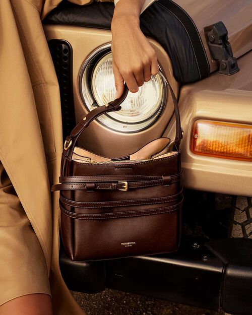 Bolso de mano oscuro con dise&ntilde;o elegante, DK BROWN