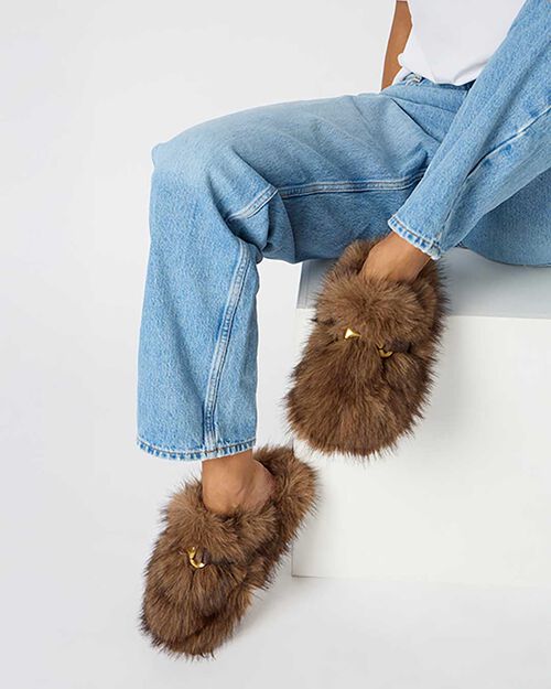 Pantoufles marron en fourrure synth&eacute;tique avec semelle en caoutchouc, BROWN