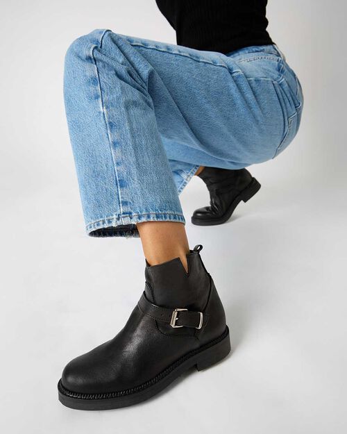 Boots motard en cuir lav&eacute; noir avec d&eacute;tails distinctifs, BLACK