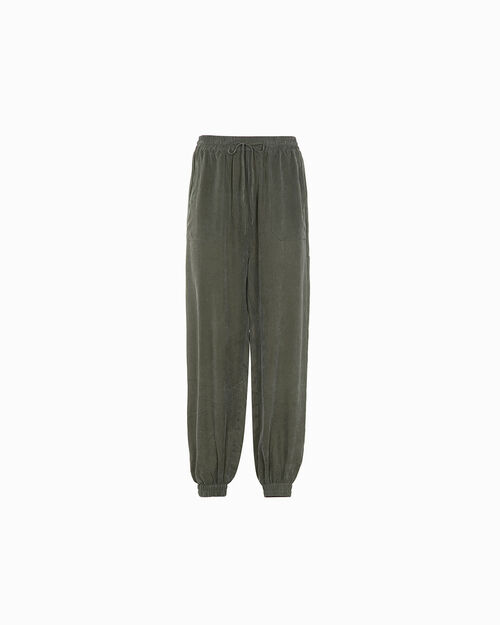 Pantaloni militari con stile urbano