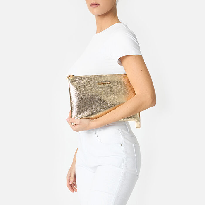 Pochette de mujer dorada en laminado
