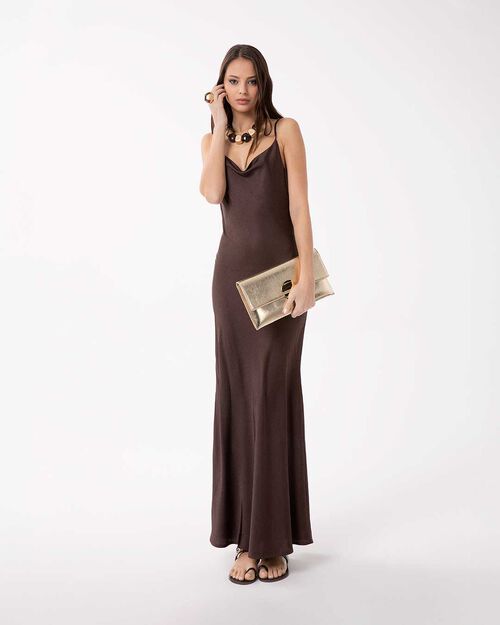 Vestido marr&oacute;n oscuro con detalles elegantes