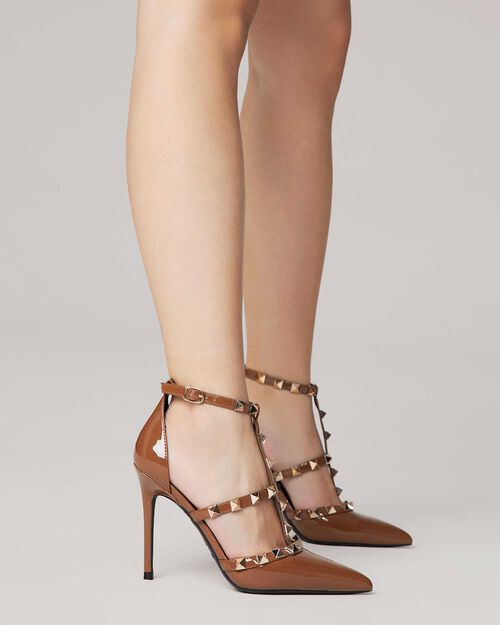 D&eacute;collet&eacute; camel tacco 10,7 cm con borchie, CAMEL