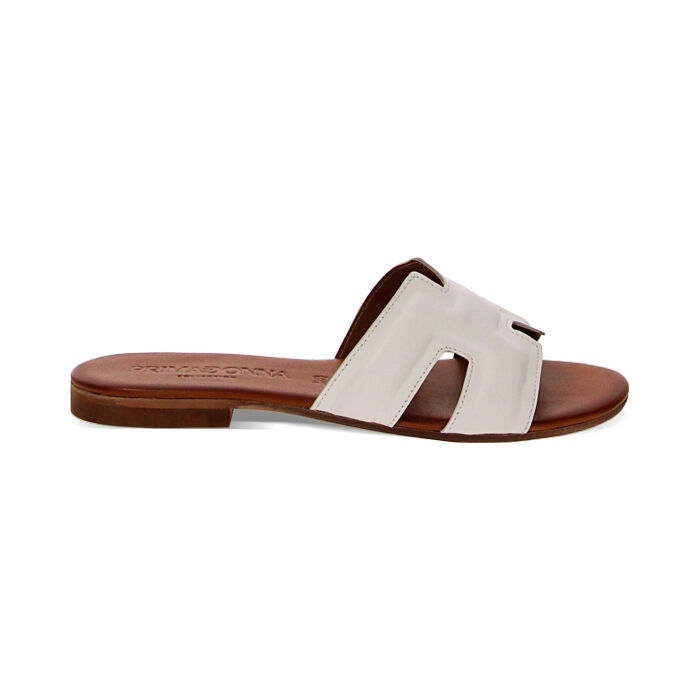 Sandalias blancas planas 2025