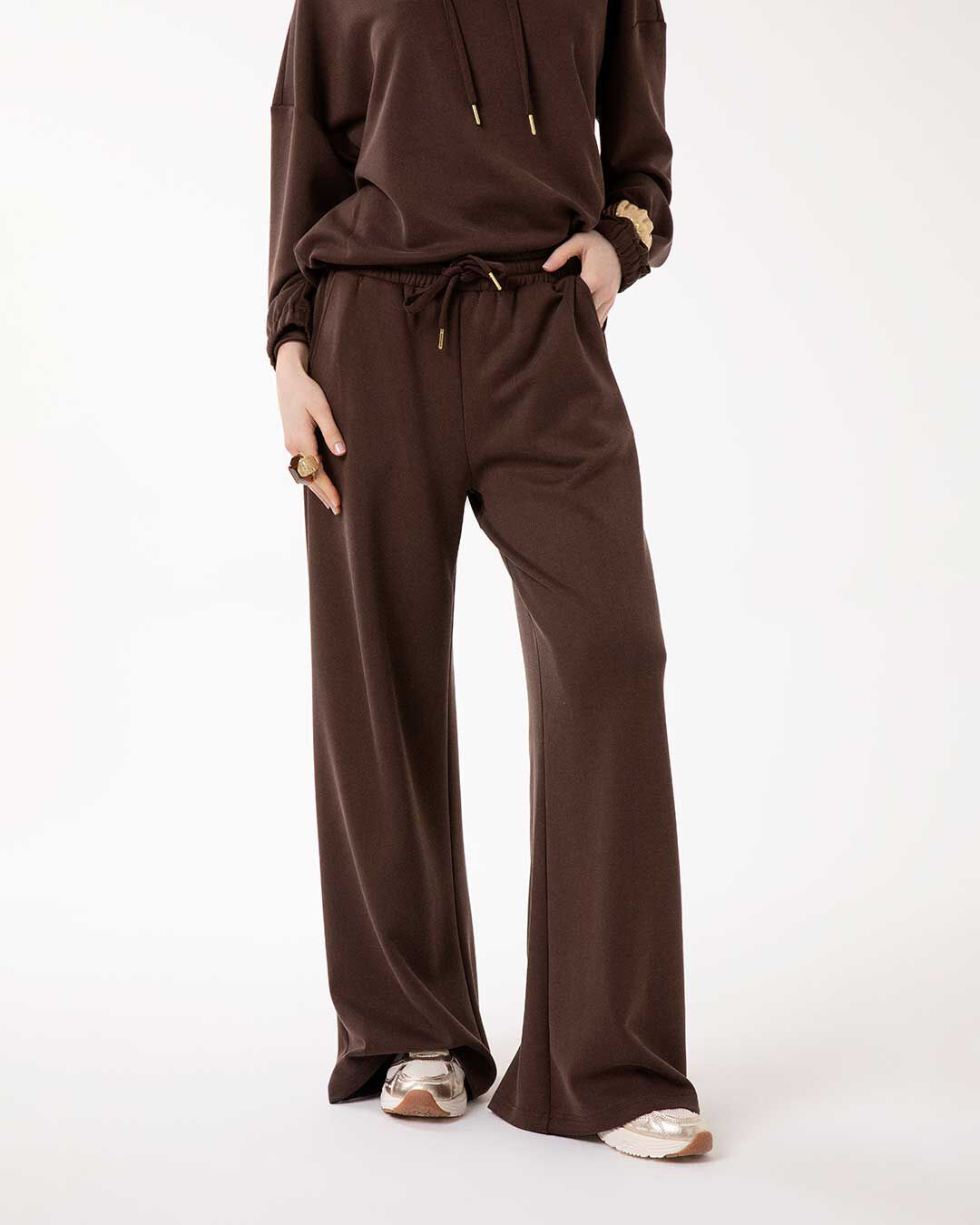 Pantaloni tuta testa di moro con stile urban
