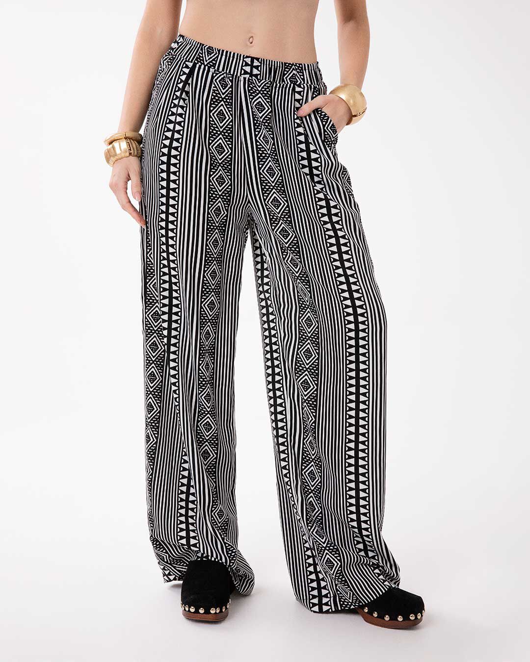 Pantaloni bianchi e neri dallo stile urban chic