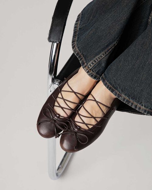 Ballerine marron fonc&eacute; avec lacets d&eacute;coratifs, DK BROWN