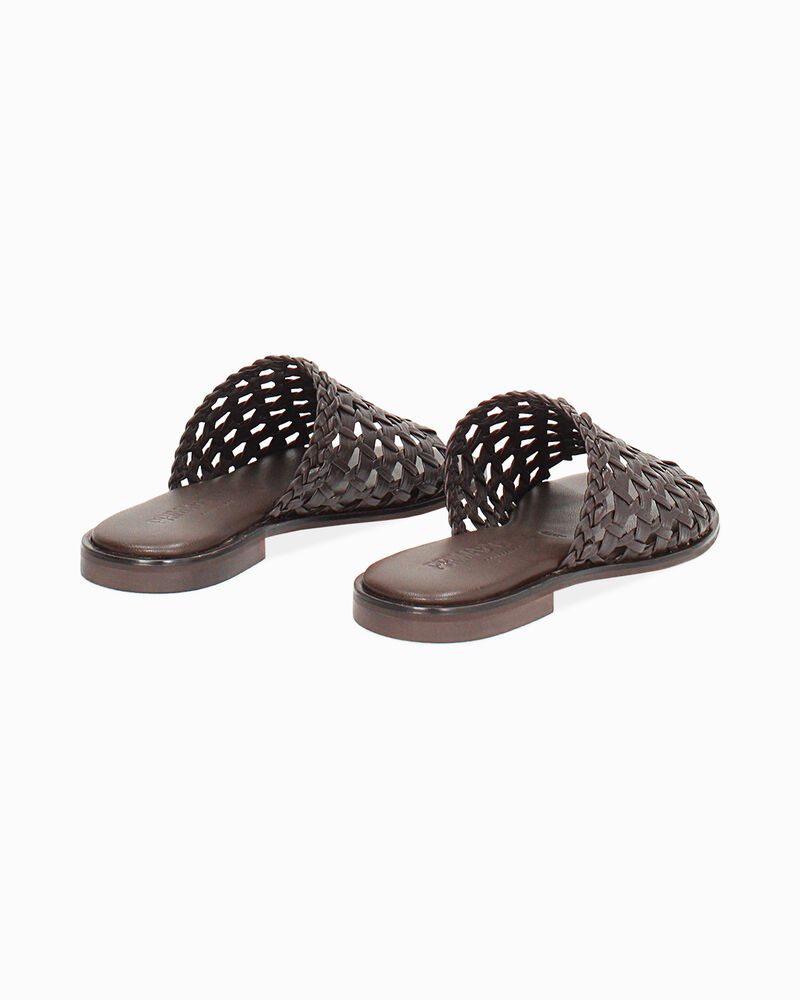 Sandalias bajos para mujer color marr&oacute;n oscuro en cuero trenzado image number null
