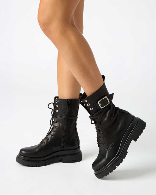 Anfibi in pelle lavata neri con fibbia sul gambale, BLACK