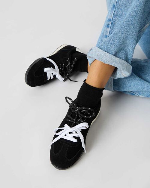 Sneakers in camoscio nero con doppio laccio, BLACK