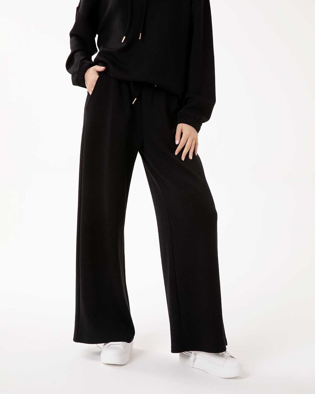 Pantaloni tuta neri dallo stile versatile