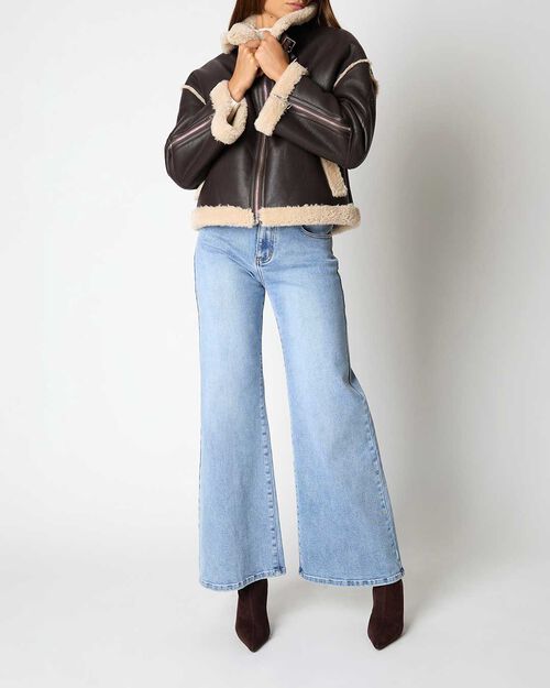 Peau lain&eacute;e brun fonc&eacute; avec d&eacute;tails sophistiqu&eacute;s, DK BROWN