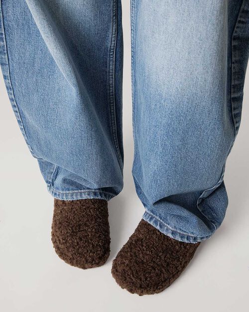 Chaussons marron fonc&eacute; en fourrure Synth&eacute;tique, DK BROWN