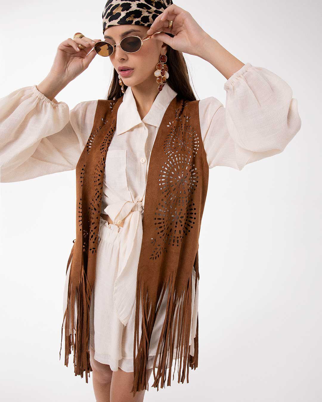 Gilet cognac elegante con dettagli raffinati