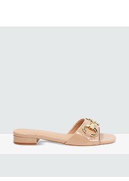 Sandalias nude en charol