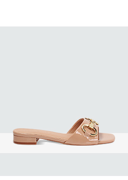 Sandalias planas nude en charol