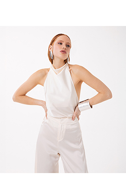 Top crema con detalles refinados