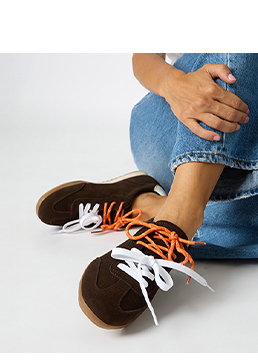 Baskets en daim brun foncé