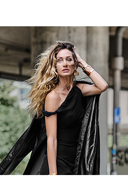Gabardina negra de mujer con detalles elegantes