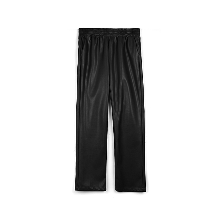 Pantalón negro con detalles modernos