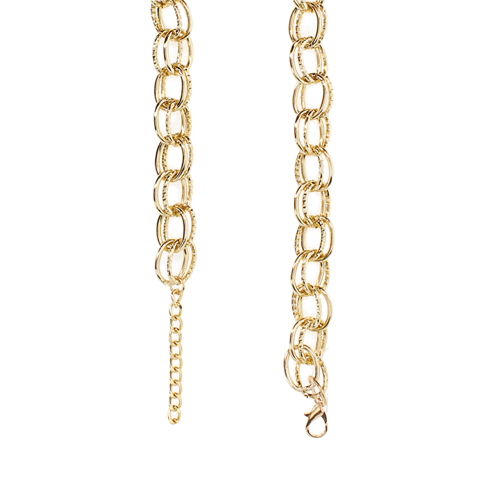 Cintur&oacute;n de metal dorado con detalles elegantes