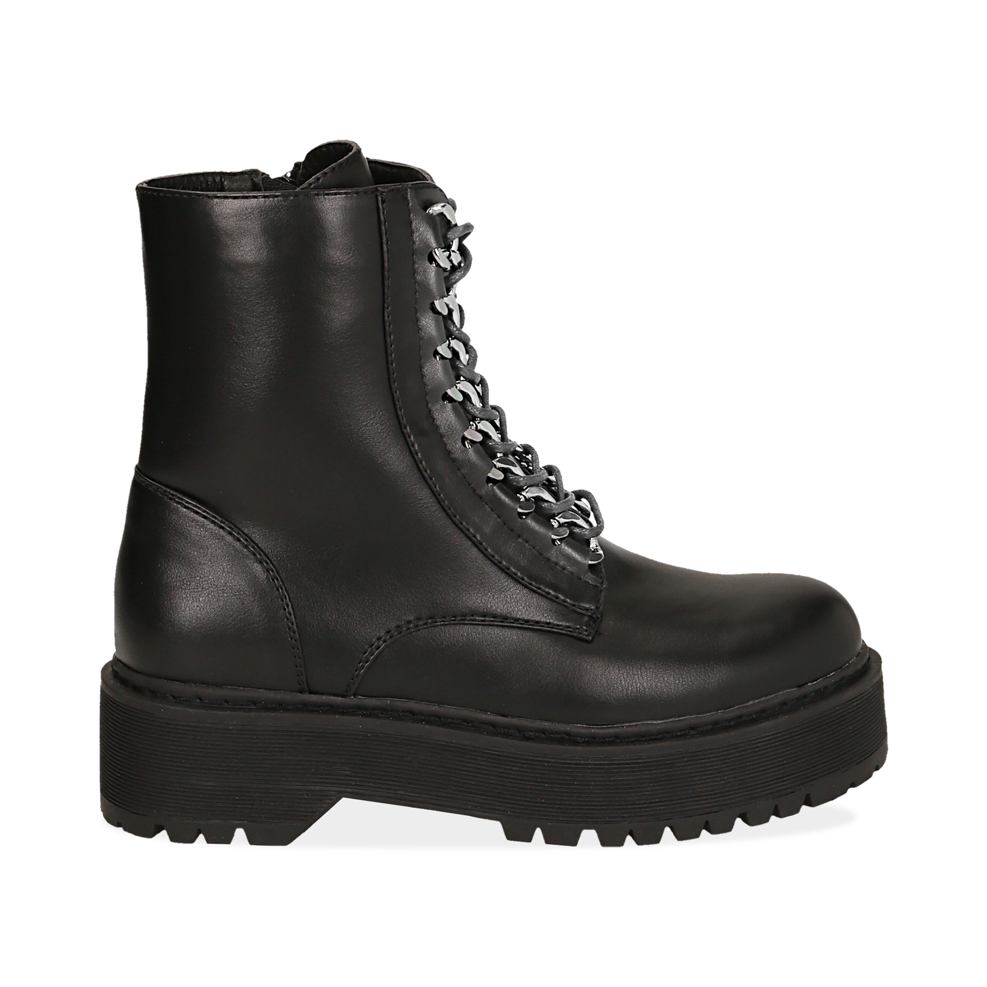 stivaletti con catene al posto dei lacci