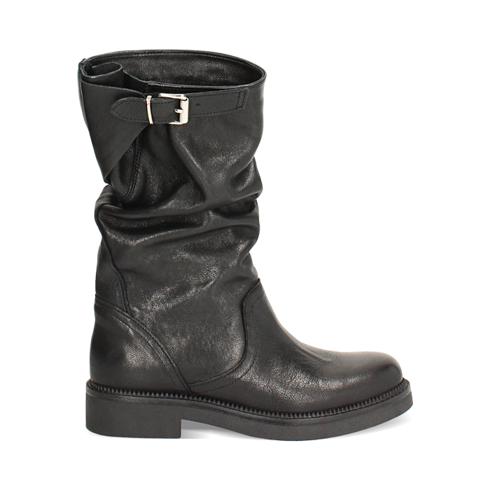 Biker neri in pelle lavata e gambale sceso