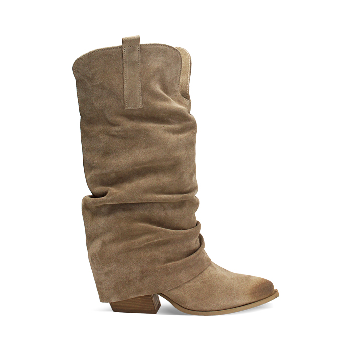 Bota en gamuza taup&eacute; con detalles elegantes