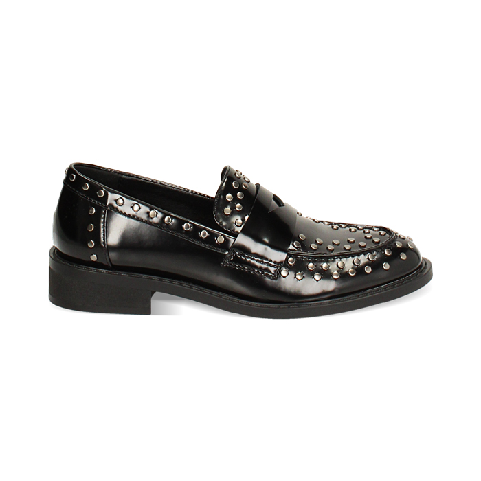 Mocasín negro con tachuelas