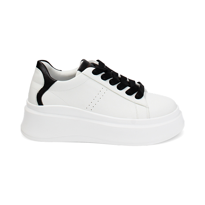 Zapatillas deportivas blancas con suela de material sintético.