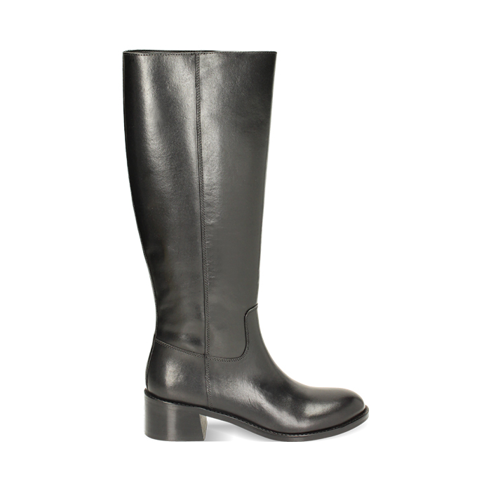 Bota negra de cuero con tacón bajo