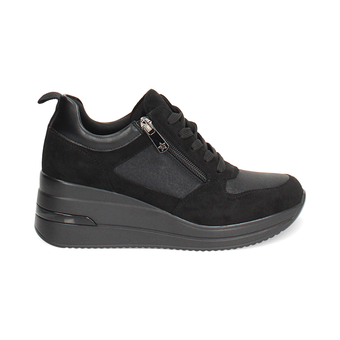 Zapatillas deportivas negras con tacón de 7 cm para un look urbano.