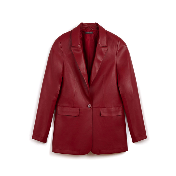 Chaqueta roja de material sintético con diseño moderno
