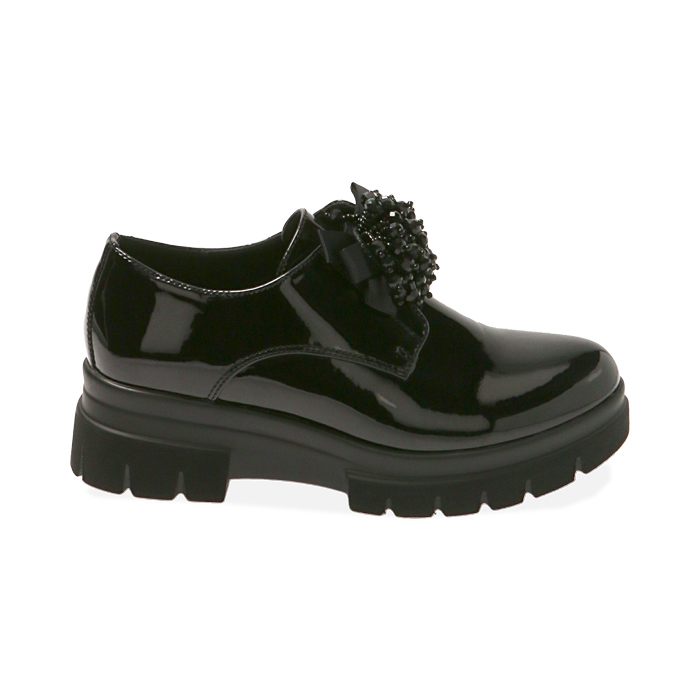 Zapatos con cordones de charol negro, tacón de 5,5 cm.