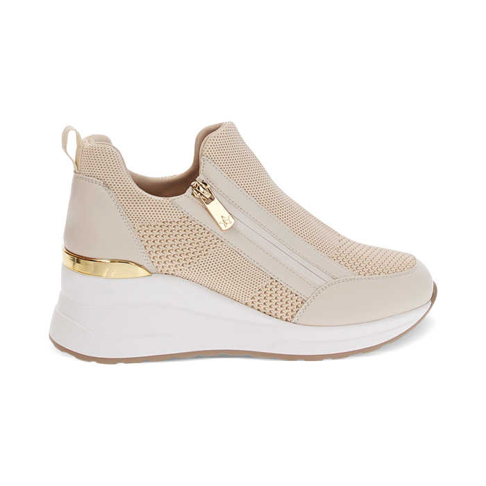Slip-on beige con tac&oacute;n 7 cm