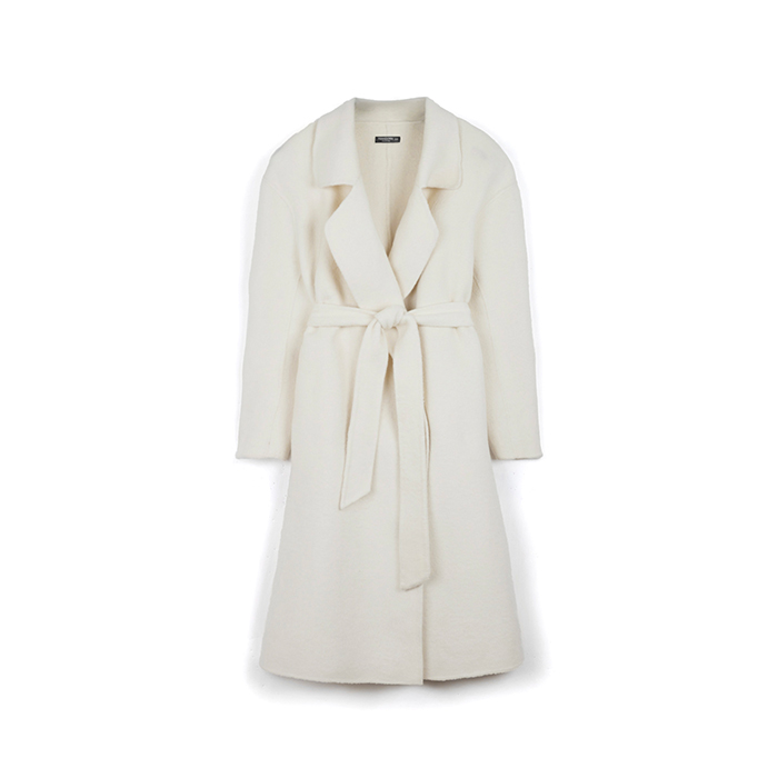 Abrigo beige claro en tela con detalles elegantes