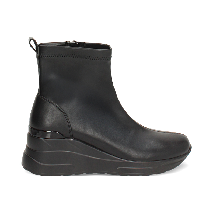 Slip on nere con plateau da 7 cm per un look audace