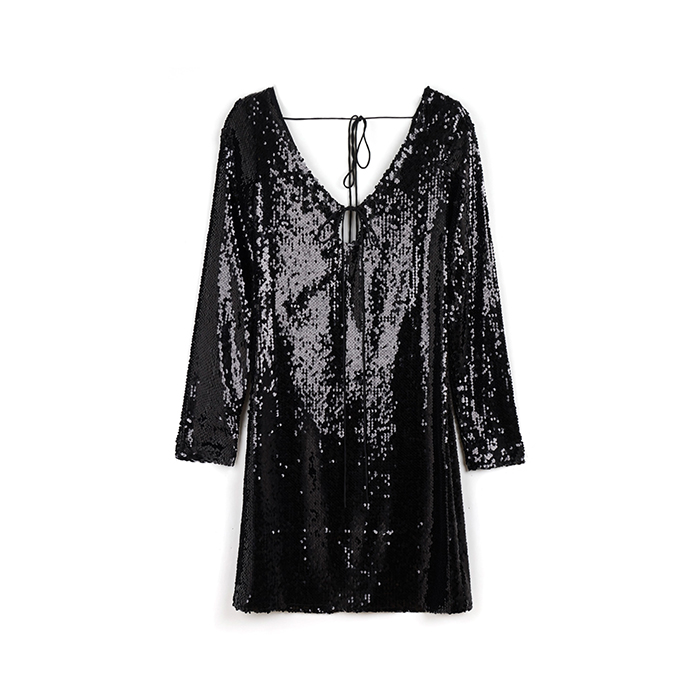 Robe noire en paillettes avec des détails uniques