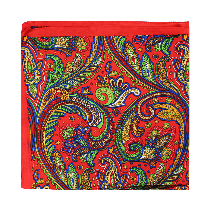 Foulard rouge en tissu élégant