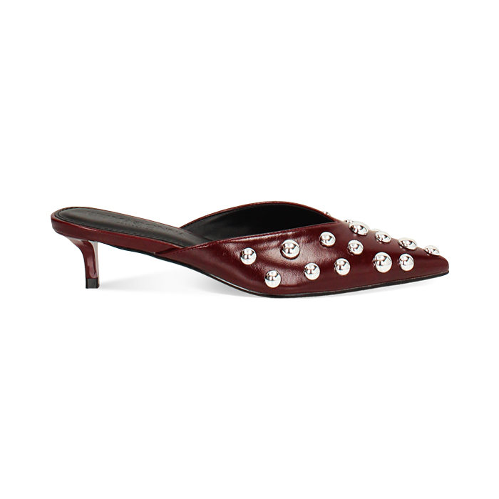 Sabot bordeaux brillant avec clous et talon de 4,2 cm
