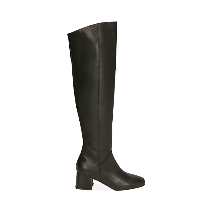 Botas por encima de la rodilla negras de piel, tacón de 6 cm.