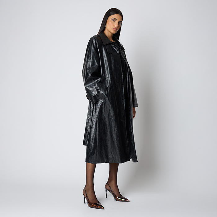 Trench nero da donna con dettagli fashion