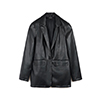Chaqueta negra de material sintético con detalles modernos.
