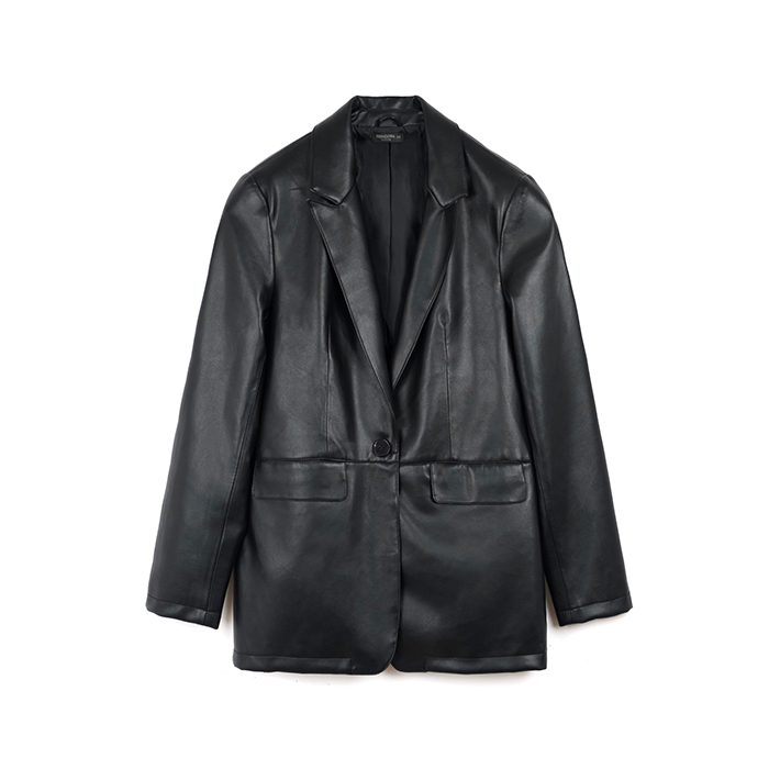 Chaqueta negra de material sintético con detalles modernos.
