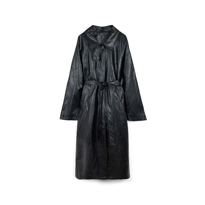 Gabardina negra de mujer con detalles elegantes