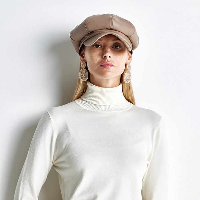 Cappello beige con visiera
