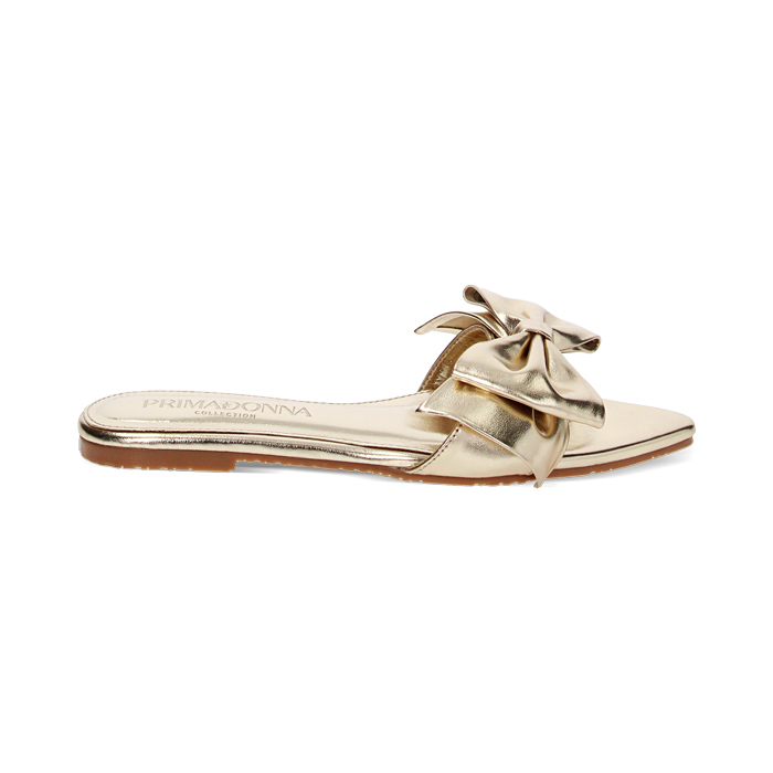 Sandalias planas doradas en laminado